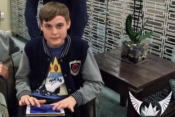 Một trong những game thủ chuyên nghiệp trẻ tuổi nhất làng eSports phải kể đến Benedict Ward,h ay MrKcool. Cậu bắt đầu thi đấu chuyên nghiệp trong các giải đấu esports khi mới 13 tuổi với tựa game trên di động có tên Vainglory