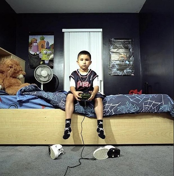 Lil Poison hay Victor De Leon III được biết đến là game thủ chuyên nghiệp trẻ tuổi nhất tính đến hiện tại. Khi tham gia giải đấu Halo đầu tiên Lil Poison khi ấy mới chỉ 4 tuổi, và chính thức trở thành game thủ chuyên nghiệp Major League Gaming khi lên 7.