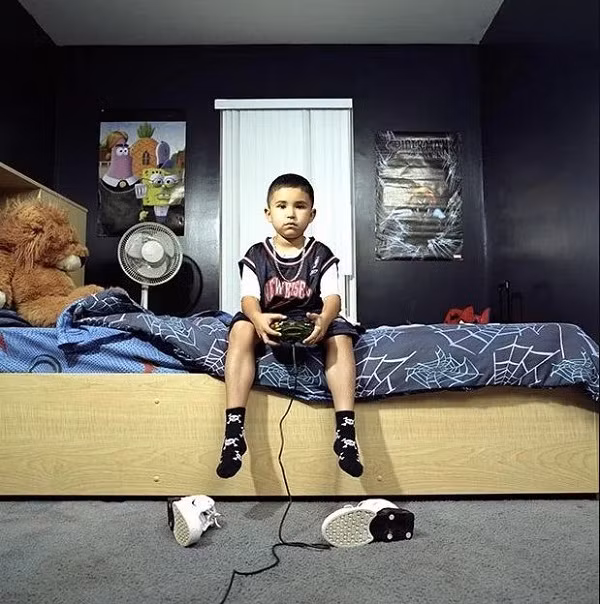 Lil Poison hay Victor De Leon III được biết đến là game thủ chuyên nghiệp trẻ tuổi nhất tính đến hiện tại. Khi tham gia giải đấu Halo đầu tiên Lil Poison khi ấy mới chỉ 4 tuổi, và chính thức trở thành game thủ chuyên nghiệp Major League Gaming khi lên 7.