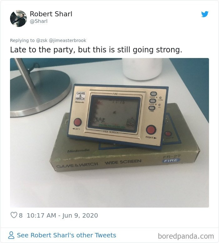 Chiếc máy chơi điện tử cầm tay đã lỗi mốt nhưng vẫn hoạt động tốt, đây từng là niềm ao ước của trẻ em ngày xưa.