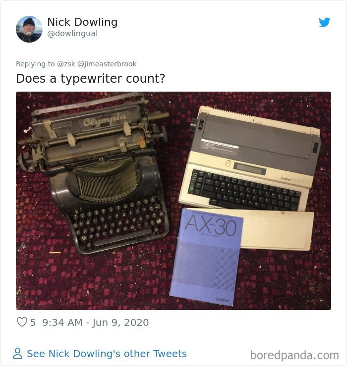 Chiếc máy đánh chữ cổ lỗ sĩ.