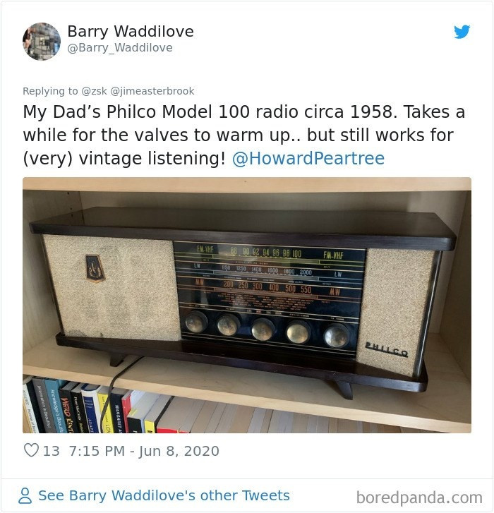 Một chiếc radio cổ từ năm 1958, vẫn hoạt động tốt, với hình dáng cổ điển và âm thanh cũng rất cổ điển.