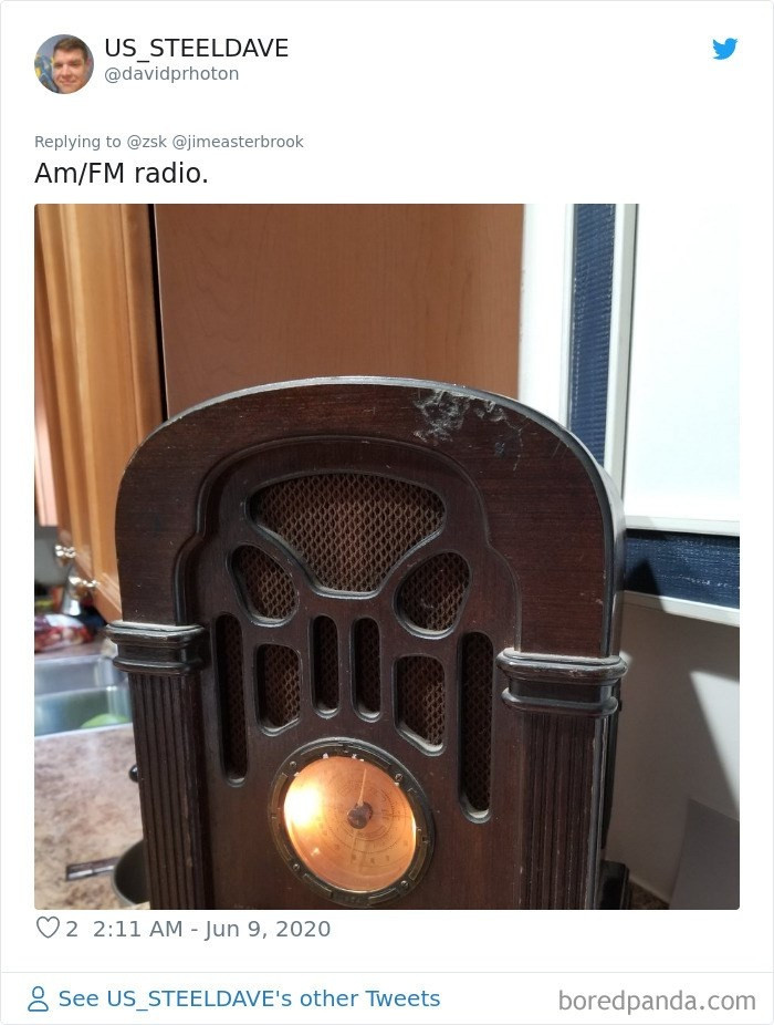 Một chiếc radio AM/FM với hình dáng khá lạ.