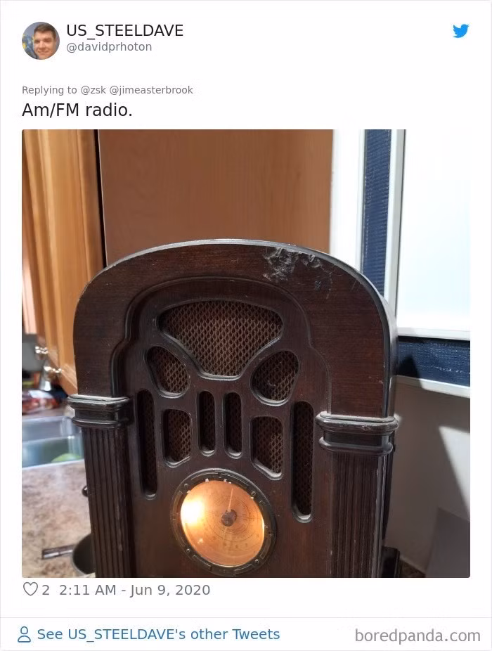 Một chiếc radio AM/FM với hình dáng khá lạ.