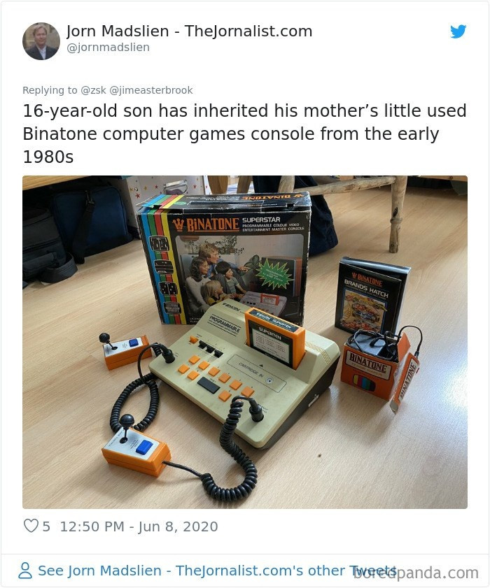 Món quà mà một cậu con trai nhận được từ mẹ, một bộ máy chơi game console rất cổ từ đầu những năm 80.