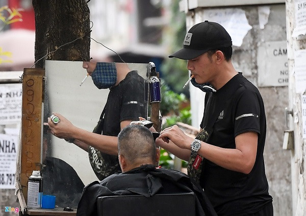 Trong khi nhiều nơi trên cả nước như TP.HCM, Bình Thuận,... lệnh đóng cửa các dịch vụ không cần thiết như hớt tóc, thì ở Hà Nội nhiều tiệm hớt tóc vẫn hoạt động.