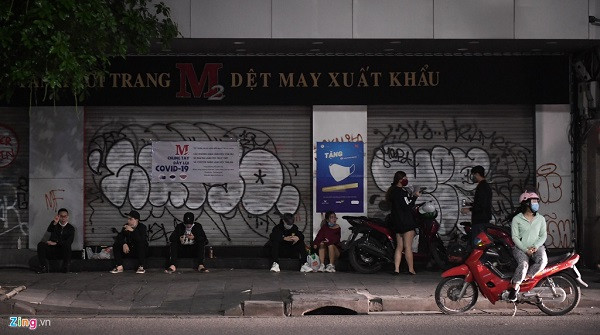 Vỉa hè phố Đinh Tiên Hoàng, Hà Nội thường xuyên có những nhóm trẻ dừng chân nói chuyện. Nhiều người cũng không tuân thủ quy định về đeo khẩu trang. Mới đây, công an phường Hàng Trống, phường Lý Thái Tổ (quận Hoàn Kiếm) đã xử phạt trường hợp không đeo khẩu trang nơi công cộng với số tiền 200.000 đồng.