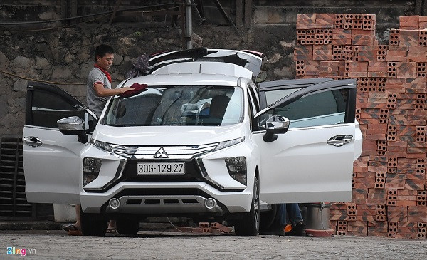 Một tiệm rửa xe vẫn hoạt động trên phố Trần Khánh Dư. Chỉ trong khoảng 20 phút chiều 29/3, có khoảng 3 chiếc ôtô vào rửa.