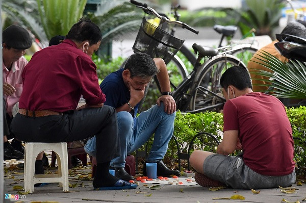 Trong khi Bộ Y tế khuyến cáo người dân hạn chế ra ngoài, nếu buộc phải ra ngoài thì luôn đeo khẩu trang thì một số người cao tuổi (nhóm có nguy cơ cao nhất) lại tụ tập chơi cờ tướng, không đeo khẩu trang tại khu vực vườn hoa phố Lê Thánh Tông.