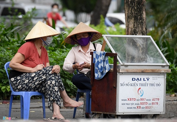 Những người bán xổ số kiến thiết vẫn xuất hiện khắp các góc phố. Sáng 29/3, Thủ tướng Nguyễn Xuân Phúc đã đồng ý với đề xuất của Bộ Tài chính, cho dừng phát hành xổ số kiến thiết trong 15 ngày, từ 1/4.