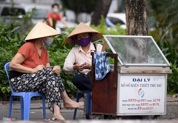Những người bán xổ số kiến thiết vẫn xuất hiện khắp các góc phố. Sáng 29/3, Thủ tướng Nguyễn Xuân Phúc đã đồng ý với đề xuất của Bộ Tài chính, cho dừng phát hành xổ số kiến thiết trong 15 ngày, từ 1/4.