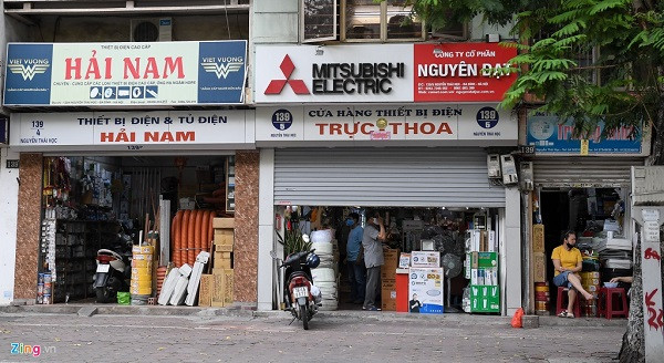 Một số cửa hàng không thiết yếu như đồ thờ, vật liệu xây dựng, quần áo cũng mở cửa, tập trung nhiều ở phố Nguyễn Thái Học.