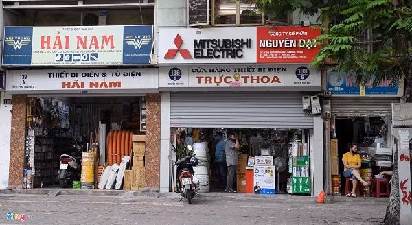 Một số cửa hàng không thiết yếu như đồ thờ, vật liệu xây dựng, quần áo cũng mở cửa, tập trung nhiều ở phố Nguyễn Thái Học.