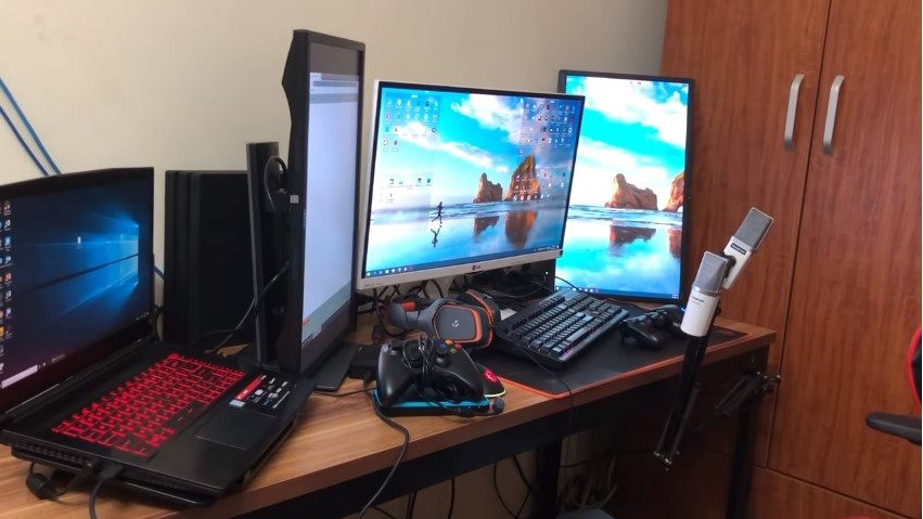 Trong một đoạn video giới thiệu về phòng game có giá trị lên đến 700 triệu đồng của mình, Dũng CT cho biết anh sử dụng đến 3 màn hình bao gồm 1 màn hình ở giữa dùng để chơi game, hai màn hình nhỏ hơn ở hai bên.