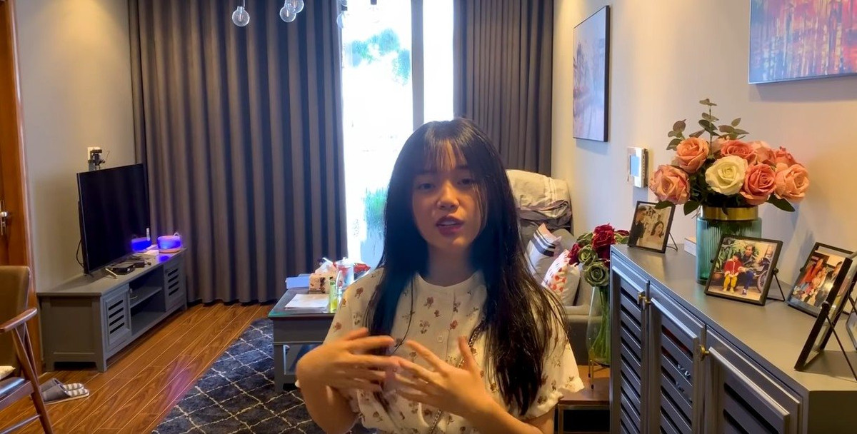 Khác với đàn anh Độ Mixi, nữ streamer Linh Ngọc Đàm lại lựa chọn đầu tư phòng stream cho mình khá đơn giản.