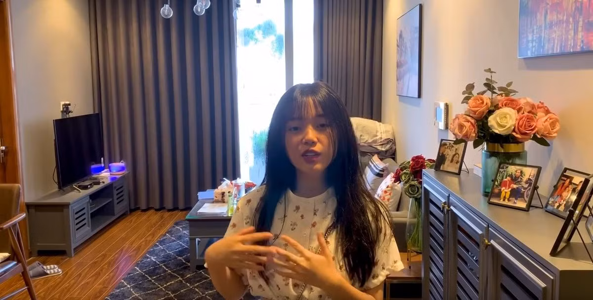 Khác với đàn anh Độ Mixi, nữ streamer Linh Ngọc Đàm lại lựa chọn đầu tư phòng stream cho mình khá đơn giản.