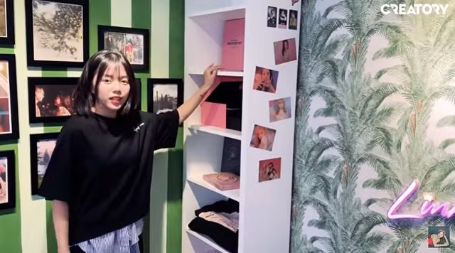 Với mức thu nhập cực lớn từ công việc streamer, Linh Ngọc Đàm không chỉ tậu cho gia đình căn hộ sang trọng, mà cô còn thừa sức đầu tư cho góc stream riêng của mình với giá trị lên đến hàng trăm triệu đồng như thế này.