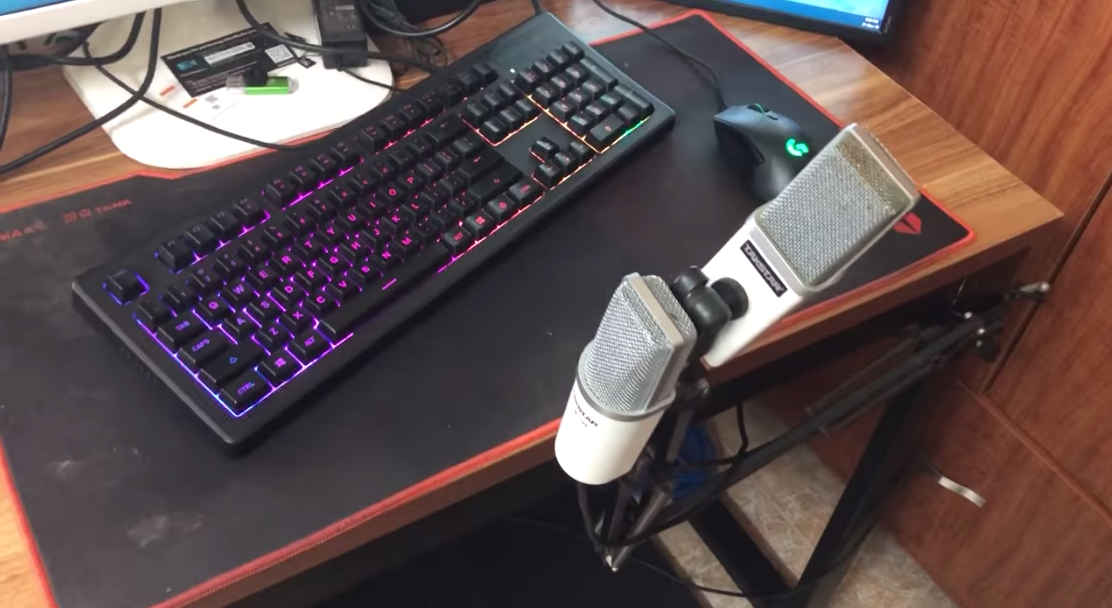 Chàng streamer còn phải sử dụng tới 2 cái micro để có thể vừa livestream trên nhiều nền tảng khác nhau, cùng với đó, anh sẽ sử dụng thêm một 1 PC khủng và một chiếc laptop để thực hiện công việc đó.