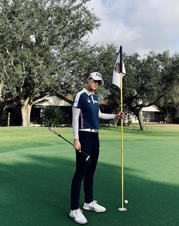 Trên sân golf, Park Sung Hyun gây chú ý bởi phong cách thi đấu lạnh lùng, quyết đoán. Có lẽ đây cũng là một phần tính cách và tạo nên phong thái thời trang mang hơi hướng nam tính, lịch lãm của cô.