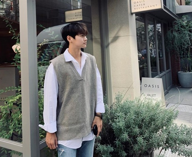 Các họa tiết được ưa chuộng thường là áo trơn đơn giản hoặc có các kẻ sọc tạo nên nét cá tính và cuốn hút.