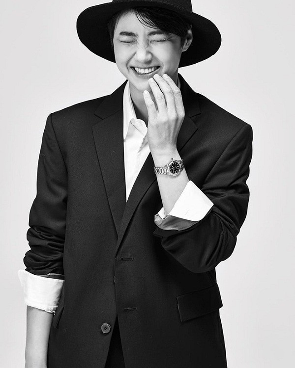 Kết hợp cùng mái tóc ngắn cá tính cùng ngoại hình "đi vào lòng người"càng khiến cô trông chả khác gì các mỹ nam idol.