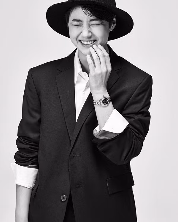 Kết hợp cùng mái tóc ngắn cá tính cùng ngoại hình "đi vào lòng người"càng khiến cô trông chả khác gì các mỹ nam idol.