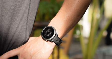 Dong ho thong minh Garmin Forerunner 945 giam gia sau ky luc