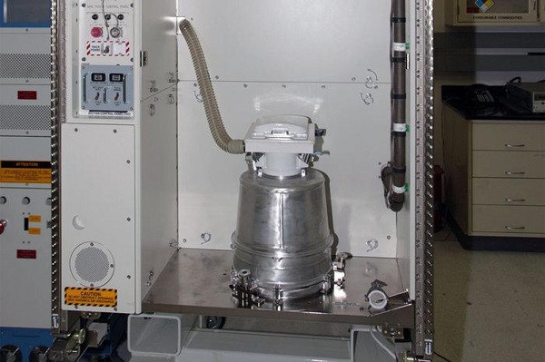 Nhà vệ sinh: Hầu hết phi hành gia đều phải thừa nhận việc đi vệ sinh trong môi trường vũ trụ là ác mộng của họ. Trên trạm vũ trụ quốc tế, phi hành gia phải sử dụng bồn cầu rộng chỉ khoảng 10cm (bồn cầu thông thường rộng khoảng 30-45cm), và nhờ đến sự trợ giúp của một ống hút lớn nhưng luồng khí vừa phải để không làm tổn thương cơ thể.