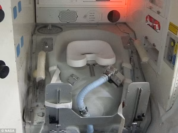 Thiếu trọng lực có thể gây ra một số sự cố làm cho nhà vệ sinh trục trặc và những mảnh chất thải có thể trôi đi.