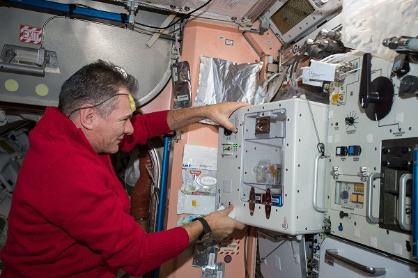 Máy pha café trong vũ trụ: ISSpresso là máy pha cafe đầu tiên được thiết kế dành cho các phi hành gia trên Trạm Vũ trụ Quốc tế, thay thế café hòa tan mà họ phải uống suốt nhiều năm.