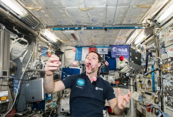 Tuy nhiên giờ đây mọi thứ đã được cải thiện, thay thế bằng đồ hộp, thức ăn được sấy khô và bảo quản lạnh.