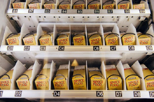 Thức ăn của các nhà du hành: Trong môi trường không trọng lực mọi vật sẽ trôi nổi không cố định vì vậy ý tưởng mang... gạo, nước, dầu mỡ lên trạm không gian đun nấu như dưới mặt đất là không thể. Các nhà du hành từng phải ăn đồ nấu sẵn trong suốt thời gian làm việc trên vũ trụ như những “viên dinh dương” khô khốc, tuýp dinh dưỡng,…