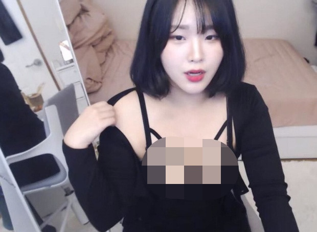 Không phải vô ý, nữ streamer này trong suốt quá trình livestream đã không ngần ngại mà làm những động tác chỉnh sửa áo đầy gợi cảm khiến người xem "nhức mắt".