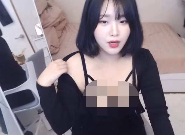 Không phải vô ý, nữ streamer này trong suốt quá trình livestream đã không ngần ngại mà làm những động tác chỉnh sửa áo đầy gợi cảm khiến người xem "nhức mắt".