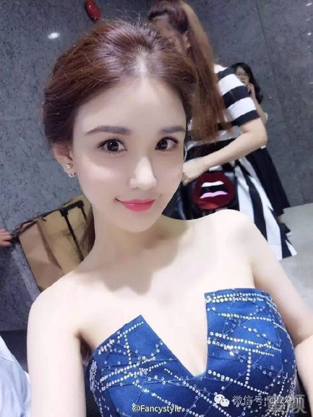 Một nữ streamer khác là Trần Á (biệt danh: Fancy) đã từng để lộ vòng 1 khi đang giao lưu với người hâm mộ. Được biết, Trần Á là một hot girl, streamer có tiếng ở Trung Quốc trong mảng làm đẹp và thời trang.