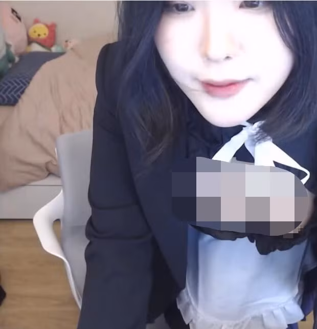 Chưa dừng lại ở đó, nữ streamer còn thay bộ đồ cosplay gợi cảm hơn và cố tình tạo dáng cúi xuống camera và để lộ gần như hoàn toàn vòng 1.