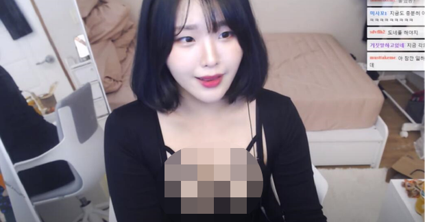 Thời đại hiện nay, các nữ streamer có muôn vàn mánh khóe, chiêu trò để thu hút người xem. Điển hình là mới đây, một cô nàng lên sóng với một bộ trang phục cực kỳ mát mẻ, khoe tối đa lợi thế về vòng một to tròn cùng làn da trắng mịn của mình.