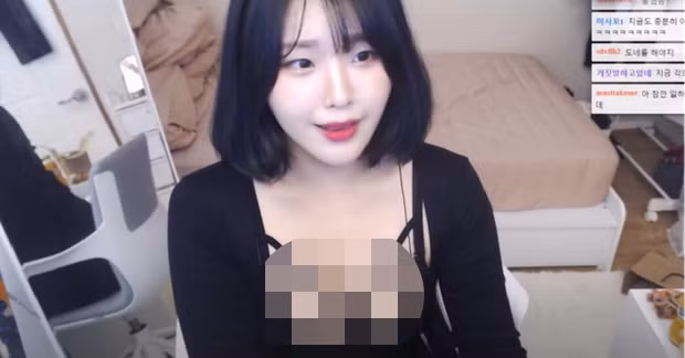 Thời đại hiện nay, các nữ streamer có muôn vàn mánh khóe, chiêu trò để thu hút người xem. Điển hình là mới đây, một cô nàng lên sóng với một bộ trang phục cực kỳ mát mẻ, khoe tối đa lợi thế về vòng một to tròn cùng làn da trắng mịn của mình.