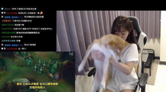 Cô nàng Xiang Xiang cũng đã gặp phải trường hợp không may trong lúc livestream. Và chính khoảnh khắc cúi người ấy, nàng streamer chẳng hay biết mình đã lộ ra vòng 1 vô cùng đầy đặn.