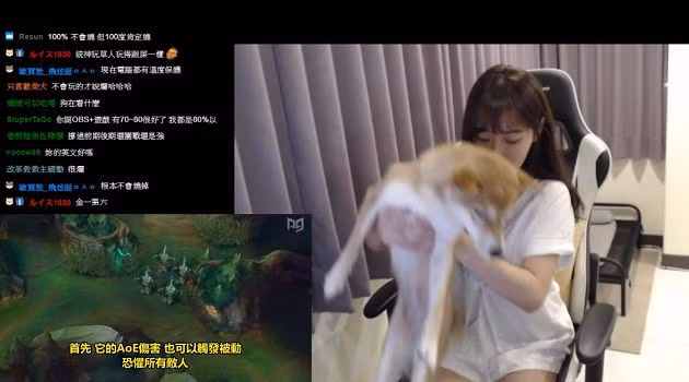 Cô nàng Xiang Xiang cũng đã gặp phải trường hợp không may trong lúc livestream. Và chính khoảnh khắc cúi người ấy, nàng streamer chẳng hay biết mình đã lộ ra vòng 1 vô cùng đầy đặn.