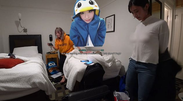 Đây không phải là trường hợp đầu tiên các nữ streamer hớ hênh vòng 1 khi lên sóng. Cô nàng Penguin Girl không biết vô tình hay cố ý đã để lộ vùng nhạy cảm qua chiếc áo mỏng sau khi cởi chiếc áo khoác, cũng như tiến gần hơn tới camera.