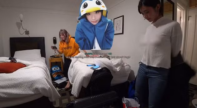 Đây không phải là trường hợp đầu tiên các nữ streamer hớ hênh vòng 1 khi lên sóng. Cô nàng Penguin Girl không biết vô tình hay cố ý đã để lộ vùng nhạy cảm qua chiếc áo mỏng sau khi cởi chiếc áo khoác, cũng như tiến gần hơn tới camera.