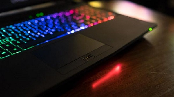 Máy có bộ nhớ 8GB DDR4 2.400 Mhz; ổ cứng SSD 250 GB Corsair và Windows 10 Home.