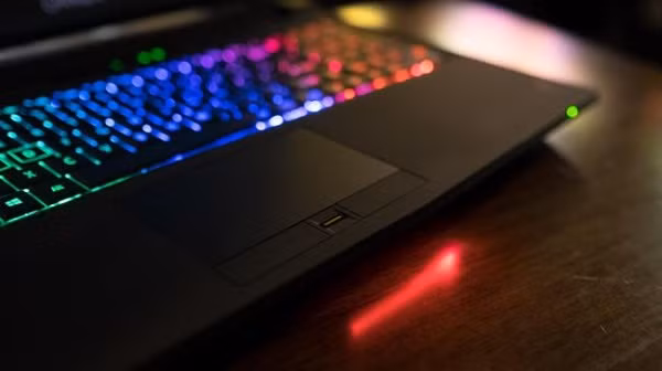 Máy có bộ nhớ 8GB DDR4 2.400 Mhz; ổ cứng SSD 250 GB Corsair và Windows 10 Home.