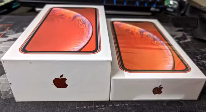 Trên website của các sản phẩm, mục phụ kiện kèm theo chỉ có cáp USB-C sang Lightning. Những ai muốn có củ sạc và tai nghe phải mua riêng với giá 19 USD mỗi món.