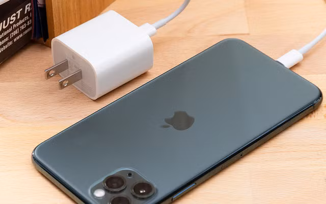 Việc này của Apple khiến người dùng rất bức xúc, nhiều người cho rằng Apple đang tham lam, muốn kiếm tiền nhiều hơn dựa vào mảng bán phụ kiện hơn là bảo vệ môi trường.