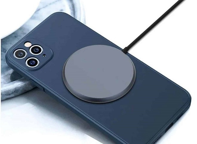 Apple cho biết đã có 700 triệu tai nghe Lightning và 2 tỷ củ sạc đến tay người dùng nên việc loại bỏ là hoàn toàn hợp lý. Tuy nhiên, động thái bỏ sạc và tai nghe khỏi hộp iPhone khiến Apple nhận về nhiều ý kiến trái chiều.