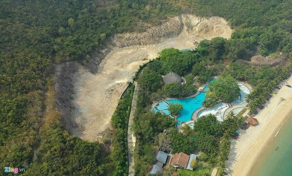 Còn ở khu vực phía sau hồ bơi của khu du lịch Hòn Tằm, chủ đầu tư cho máy móc đào núi để lấy đất đá. Theo Sở Xây dựng Khánh Hòa, việc Công ty CP Hòn Tằm biển Nha Trang tự ý san ủi mặt bằng, đầu tư xây dựng công trình kiên cố (kể cả trong và ngoài phạm vi dự án) khi chưa có giấy phép xây dựng là vi phạm pháp luật về đất đai, môi trường và xây dựng.