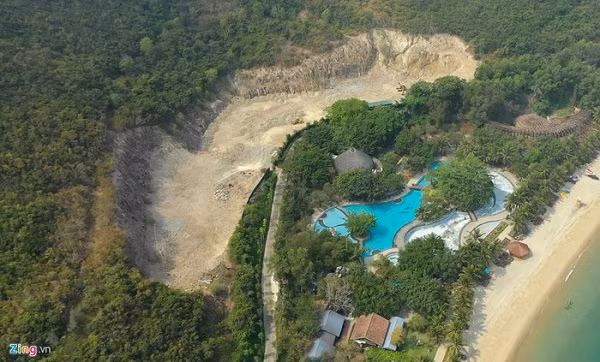 Còn ở khu vực phía sau hồ bơi của khu du lịch Hòn Tằm, chủ đầu tư cho máy móc đào núi để lấy đất đá. Theo Sở Xây dựng Khánh Hòa, việc Công ty CP Hòn Tằm biển Nha Trang tự ý san ủi mặt bằng, đầu tư xây dựng công trình kiên cố (kể cả trong và ngoài phạm vi dự án) khi chưa có giấy phép xây dựng là vi phạm pháp luật về đất đai, môi trường và xây dựng.
