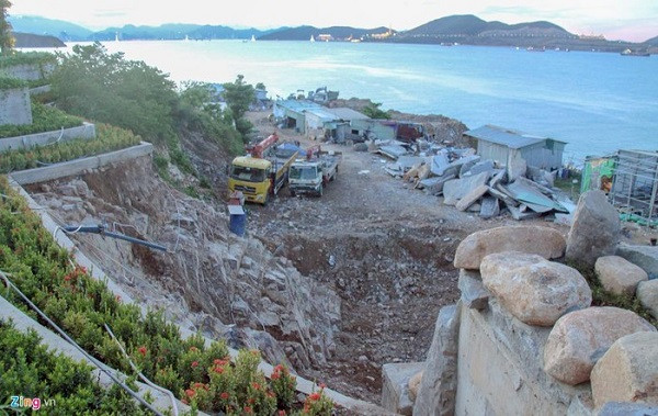Đảo Hòn Tằm nằm trong danh thắng vịnh Nha Trang nhưng bị doanh nghiệp đào bới nham nhở xây dựng công trình không phép trong thời gian dài.